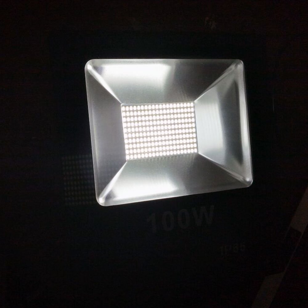  Floodlight Led 100W 6000K with isolated drv 2 yrs wnty